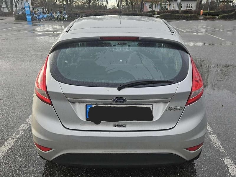 Gebraucht Ford Fiesta Ghia 82 PS (60 kW) 2008 Silber Kleinwagen