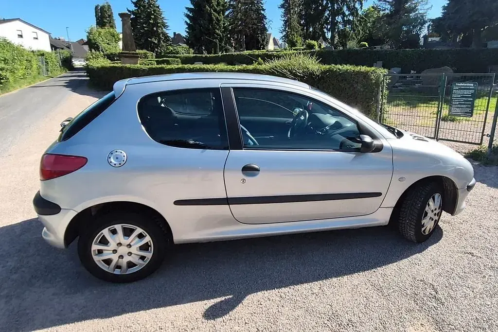 Używany Peugeot 206 60 KM (44 kW) 2002 Szary Sedan/Limuzyna