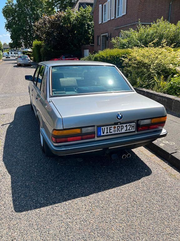 Gebraucht BMW 525 129 PS (94 kW) 1987 Grau Limousine
