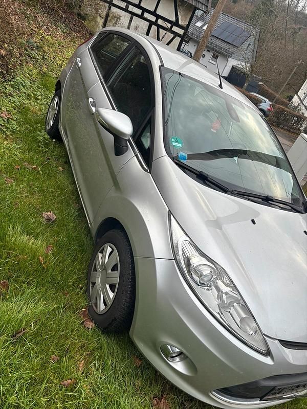 Gebraucht Ford Fiesta Trend 85 PS (62 kW) 2008 Silber Kleinwagen