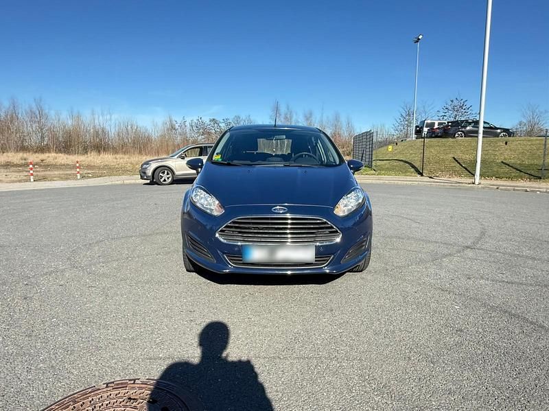 Gebraucht Ford Fiesta 80 PS (58 kW) 2014 Blau Kleinwagen