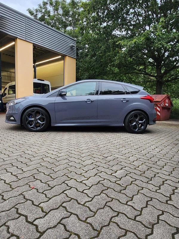 Gebraucht Ford Focus ST 250 PS (183 kW) 2018 Grau Limousine