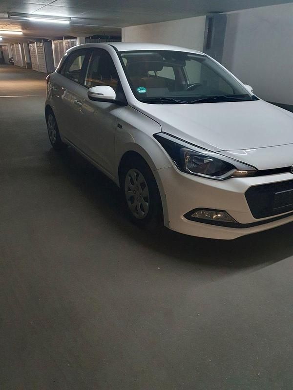 Weiß Gebraucht 2016 Hyundai i20 Style Kleinwagen | 9.999 € (Guter Preis) - Bild 1/4