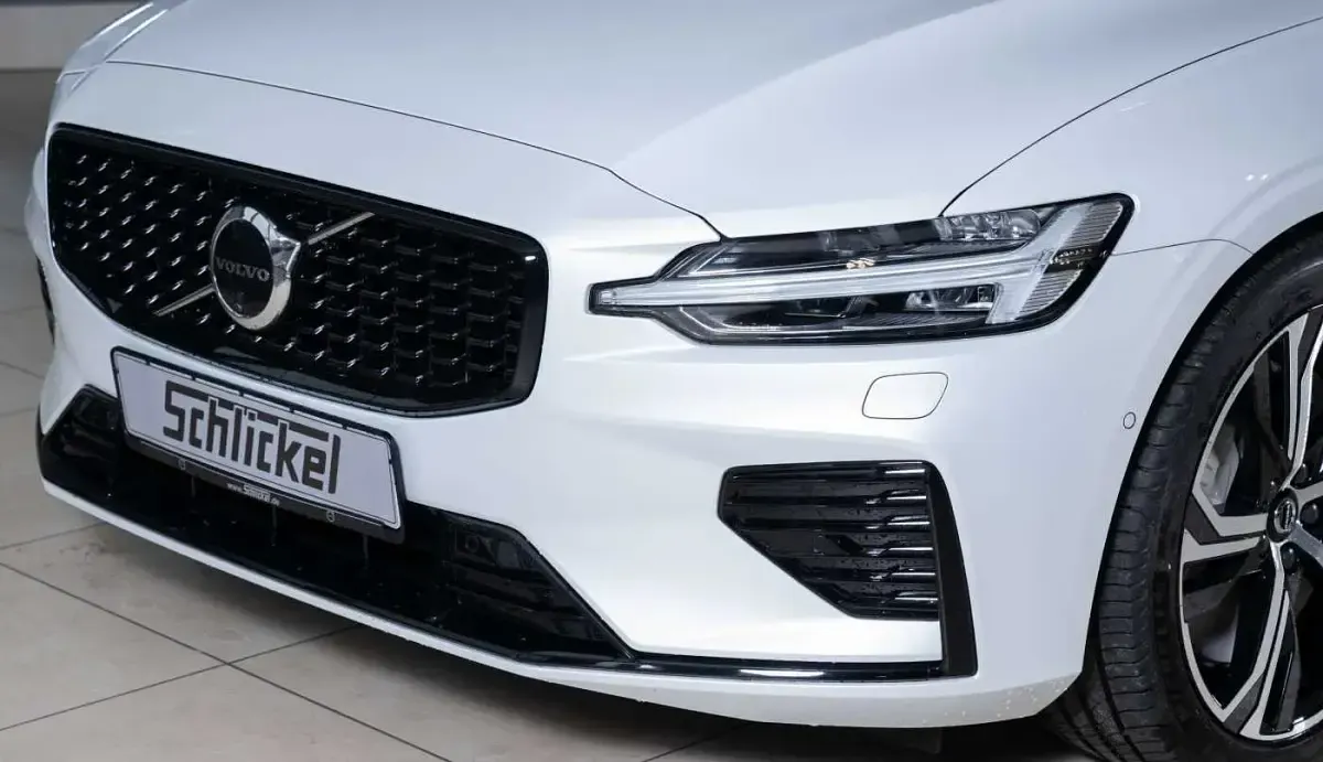 Gebraucht Volvo V60 Business Edition 398 PS (292 kW) 2025 Crystal white pearl Kombi
