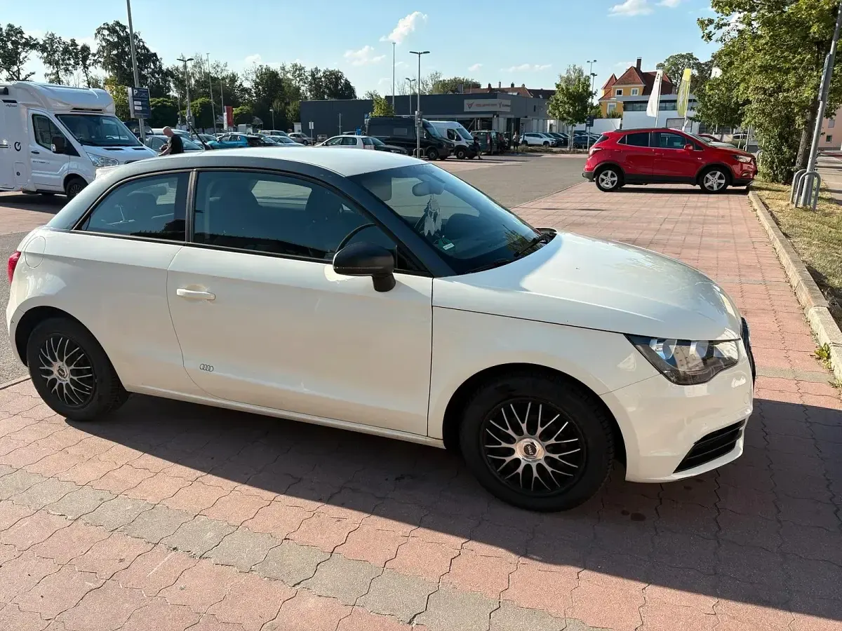 Gebraucht Audi A1 90 PS (66 kW) 2011 Weiß Kleinwagen