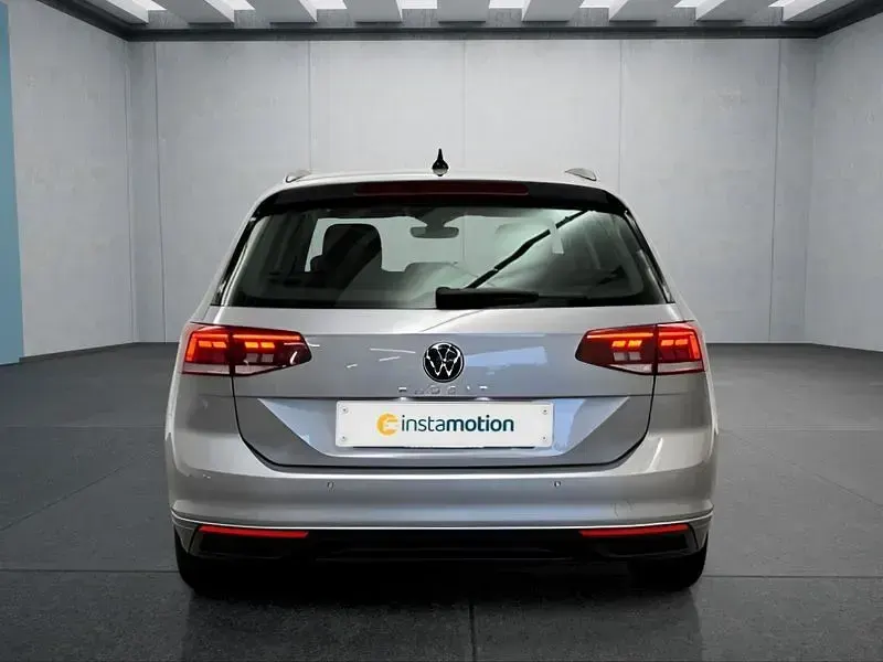 Gebraucht VW Passat 150 PS (110 kW) 2023 Silber Kombi
