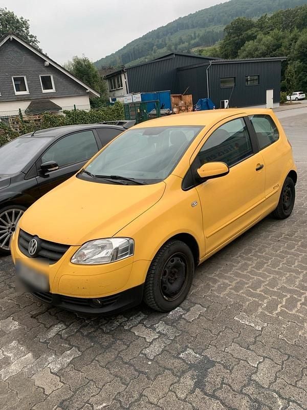 Gelb Gebraucht 2011 VW Fox Kleinwagen | 1.500 € (Fairer Preis) - Bild 1/3