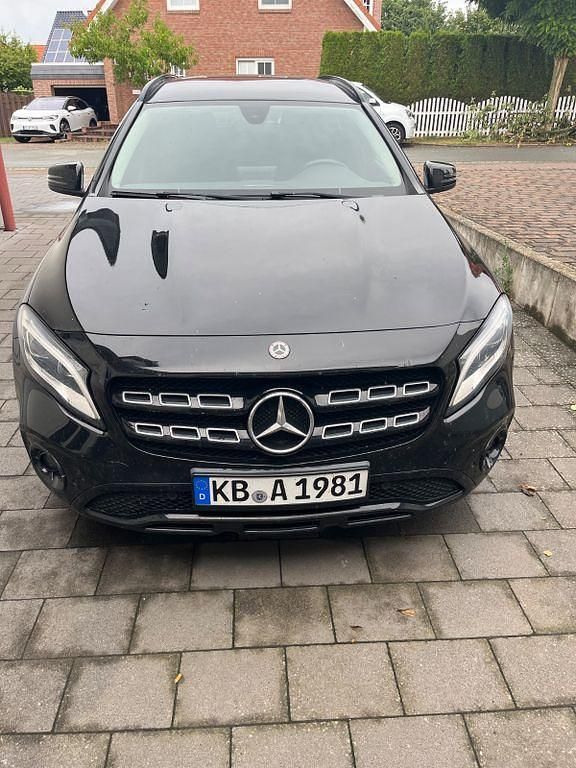 Schwarz Gebraucht 2018 Mercedes CLA180 Limousine | 16.000 € (Guter Preis) - Bild 1/4