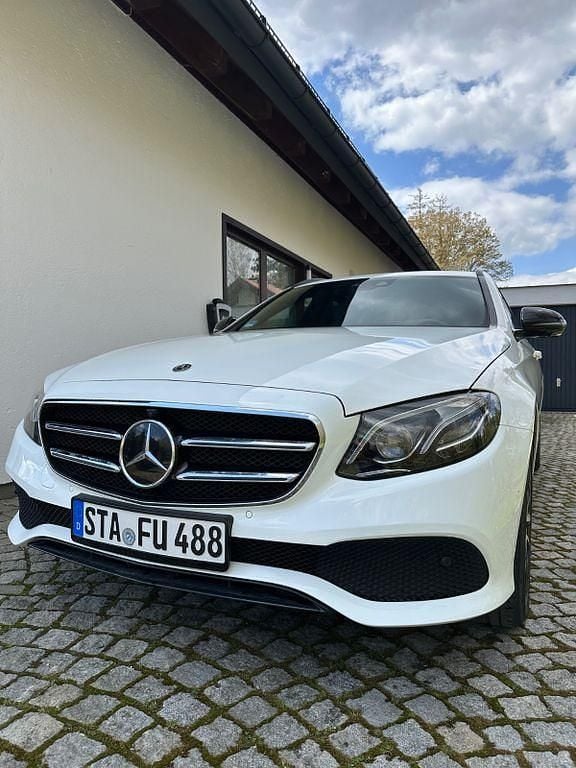 Gebraucht Mercedes E220 194 PS (142 kW) 2017 Weiß Limousine