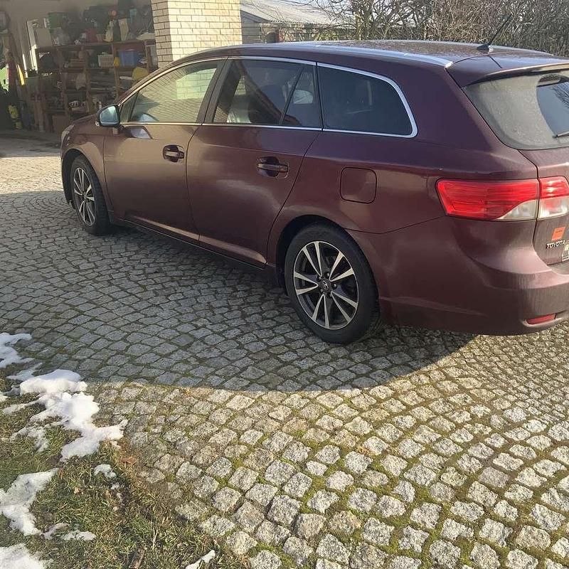 Gebraucht Toyota Avensis Multidrive S 147 PS (108 kW) 2012 Rot Kombi