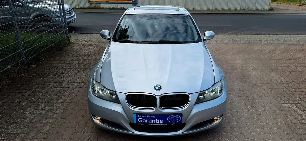 Gebraucht BMW 318 143 PS (105 kW) 2010 Silber Limousine