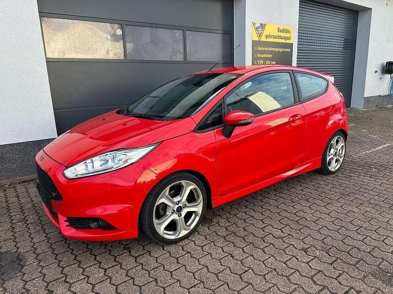 Rot Gebraucht 2013 Ford Fiesta Sport Limousine | 5.999 € (Superpreis) - Bild 1/4