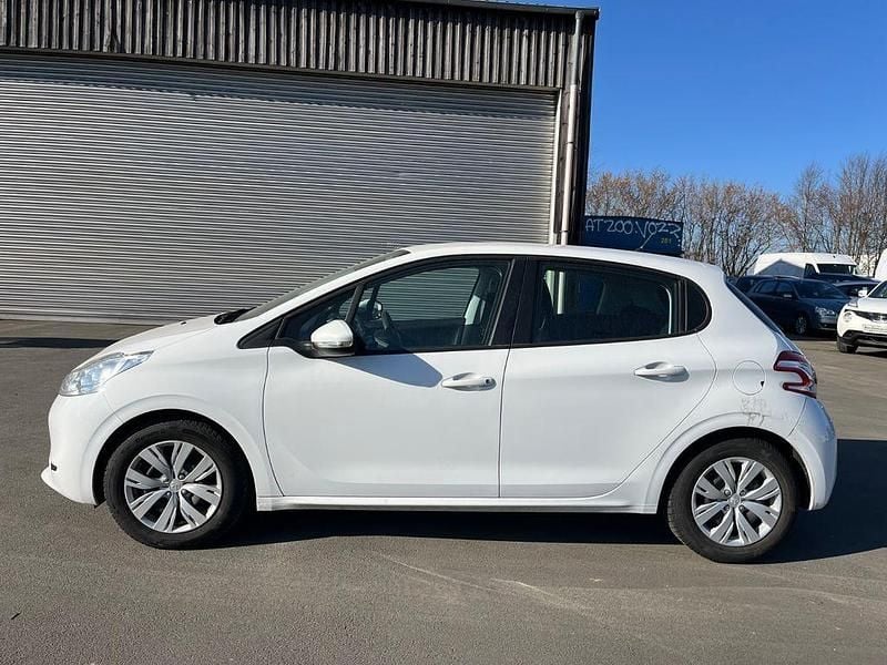 Gebraucht Peugeot 208 Active 82 PS (60 kW) 2015 Weiß Kleinwagen