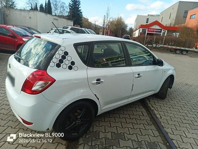 Gebraucht Kia Ceed 105 PS (77 kW) 2012 Weiß Kleinwagen