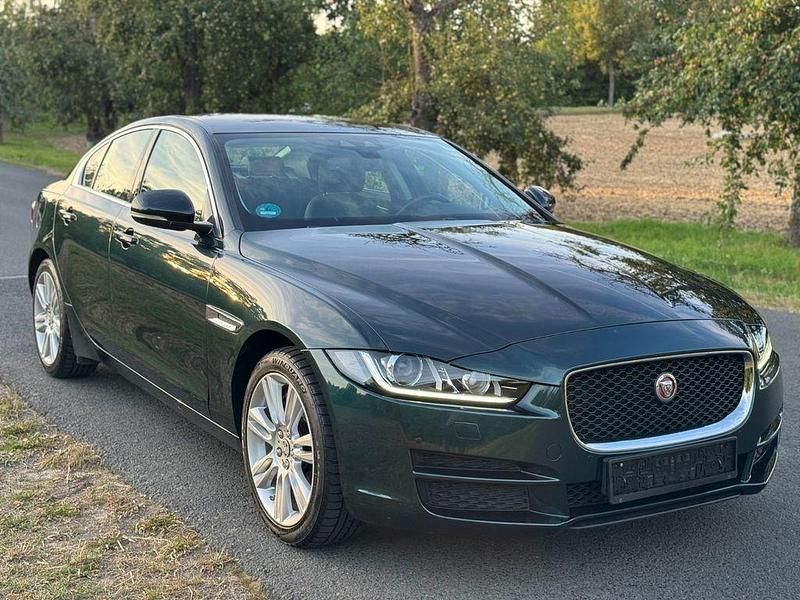 Grün Gebraucht 2016 Jaguar XE Limousine | 12.990 € (Superpreis) - Bild 1/4