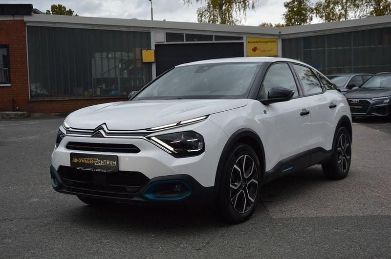 Weiß Gebraucht 2022 Citroën e-C4 Feel Limousine | 14.900 € (Guter Preis) - Bild 1/4
