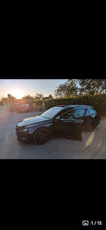 Schwarz Gebraucht 2016 Skoda Superb SportLine Kombi | 18.800 € (Fairer Preis) - Bild 1/4