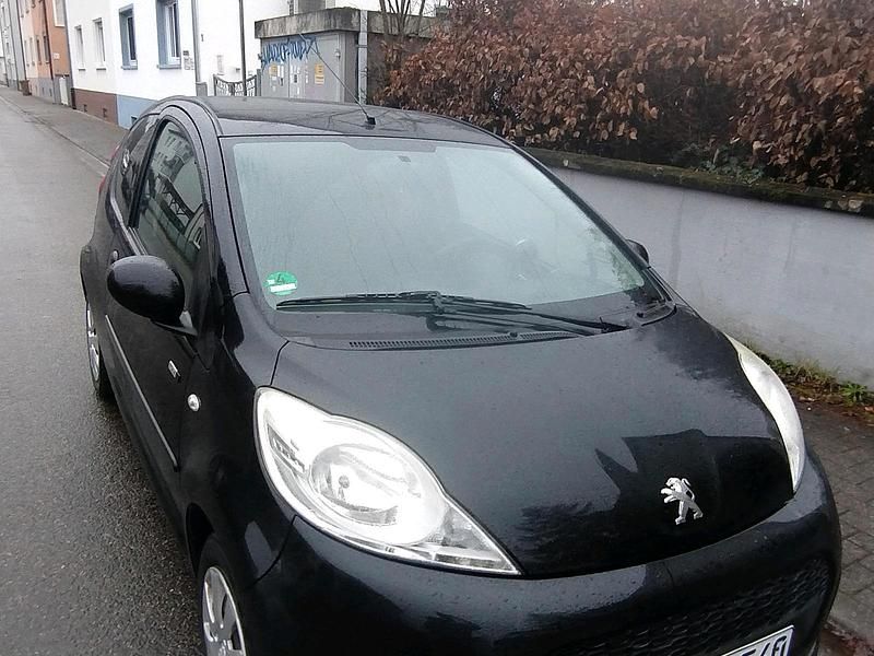 Gebraucht Peugeot 107 68 PS (50 kW) 2013 Schwarz Kleinwagen