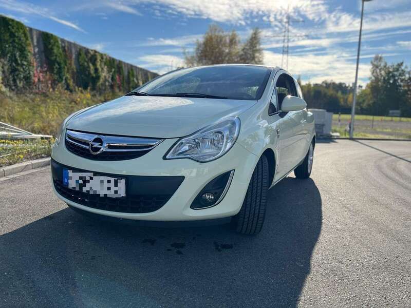 Weiß Gebraucht 2012 Opel Corsa Coupé | 4.900 € (Etwas zu teuer) - Bild 1/4