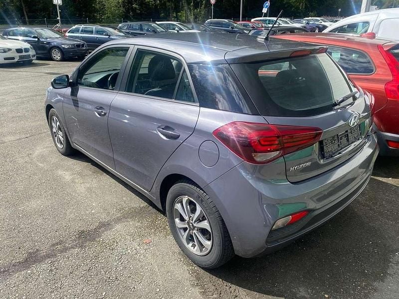 Gebraucht Hyundai i20 Trend 101 PS (74 kW) 2019 Grau Limousine