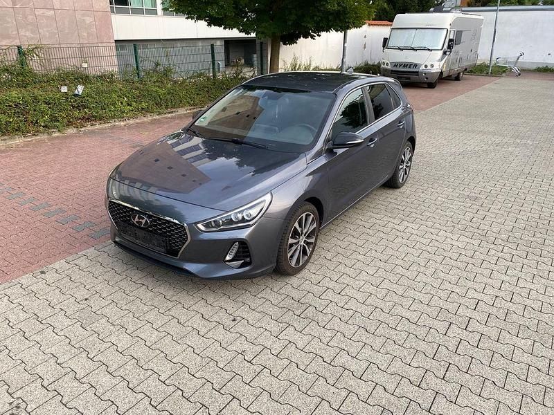 Grau Gebraucht 2017 Hyundai i30 Limousine | 9.999 € (Fairer Preis) - Bild 1/4