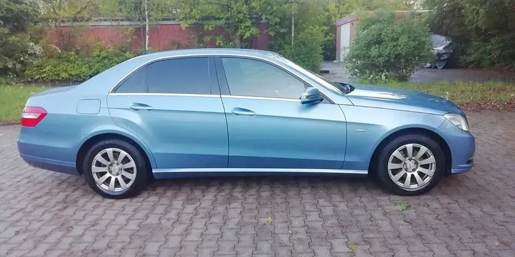 Używany Mercedes E220 170 KM (125 kW) 2012 Niebieski Sedan/Limuzyna
