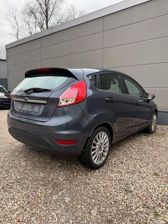 Gebraucht Ford Fiesta 101 PS (74 kW) 2013 Grau Kleinwagen
