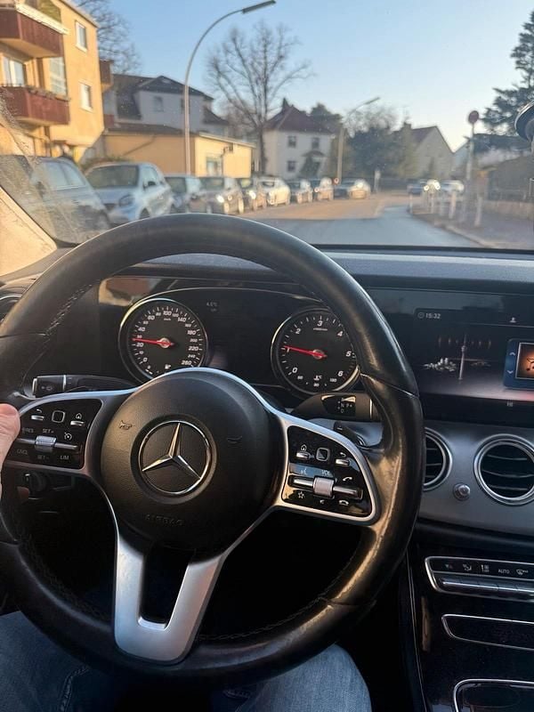 Schwarz Gebraucht 2019 Mercedes E200 Limousine | 12.500 € (Fairer Preis) - Bild 1/4