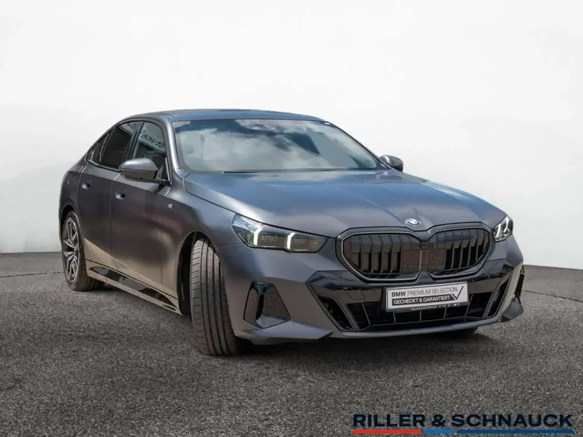 Gebraucht BMW 540 Performance 303 PS (222 kW) 2025 Grau Limousine