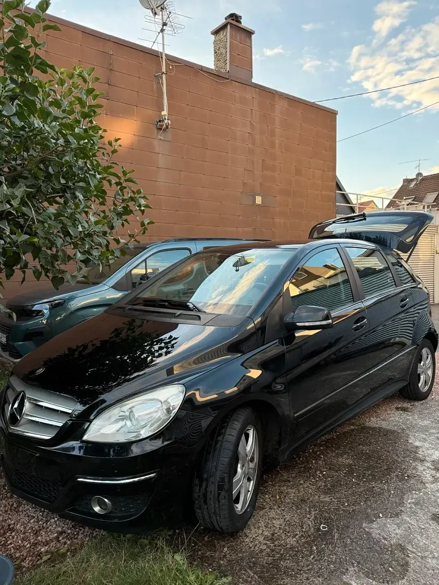 Gebraucht Mercedes B180 109 PS (80 kW) 2010 Schwarz Van / Kleinbus