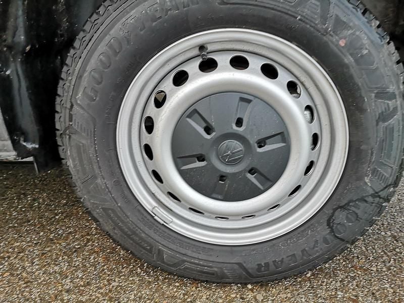 Neu VW T6.1 100 kW (136 PS) 2026 Graphite dust metallic Van