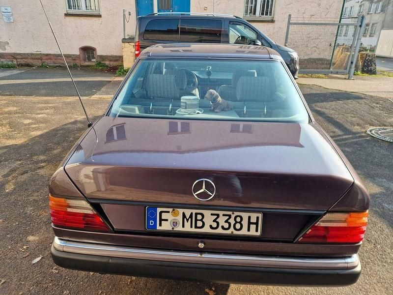 Gebraucht Mercedes E250 90 PS (66 kW) 1993 Braun Limousine