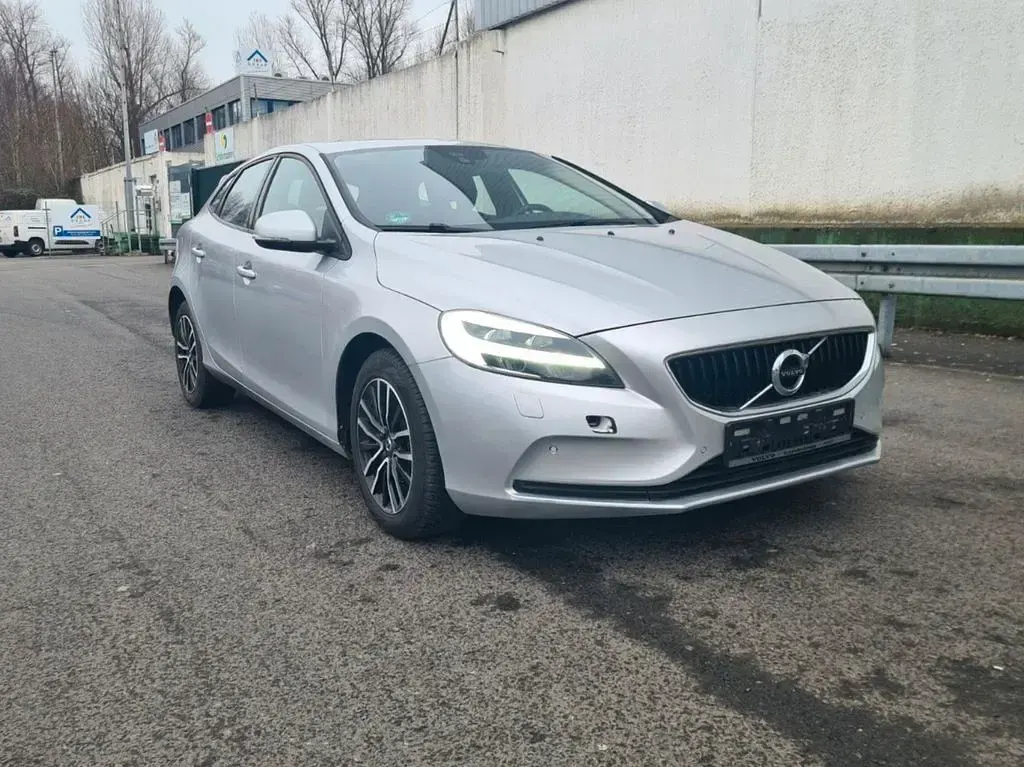 Gebraucht Volvo V40 Momentum 152 PS (111 kW) 2017 Silber Limousine