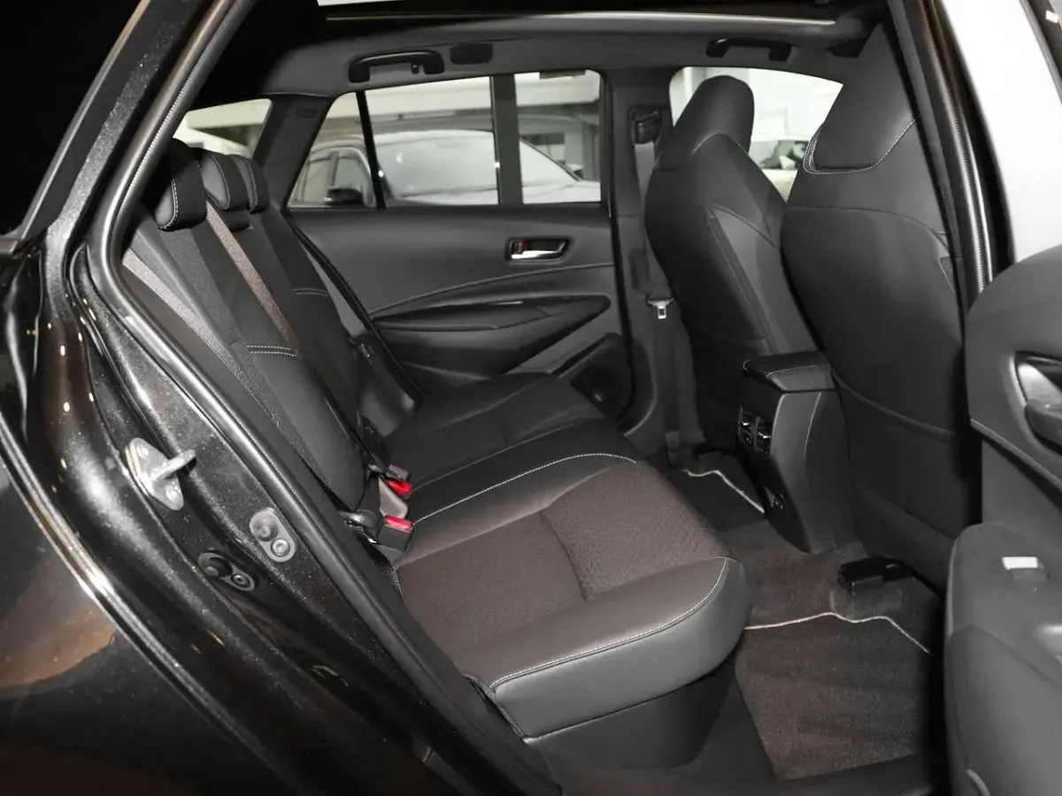 Neu Toyota Corolla Lounge 178 PS (130 kW) 2026 Schwarz Limousine