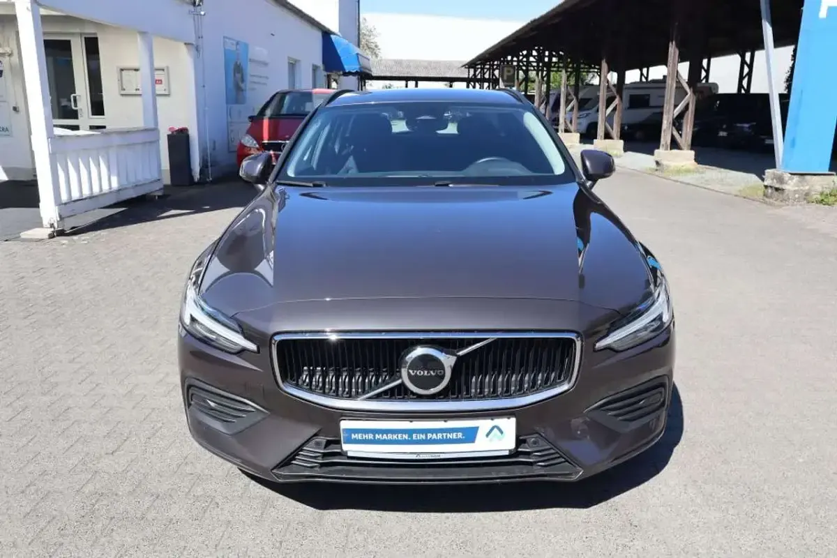 Gebraucht Volvo V60 Core 197 PS (144 kW) 2023 Platinum grey Kombi