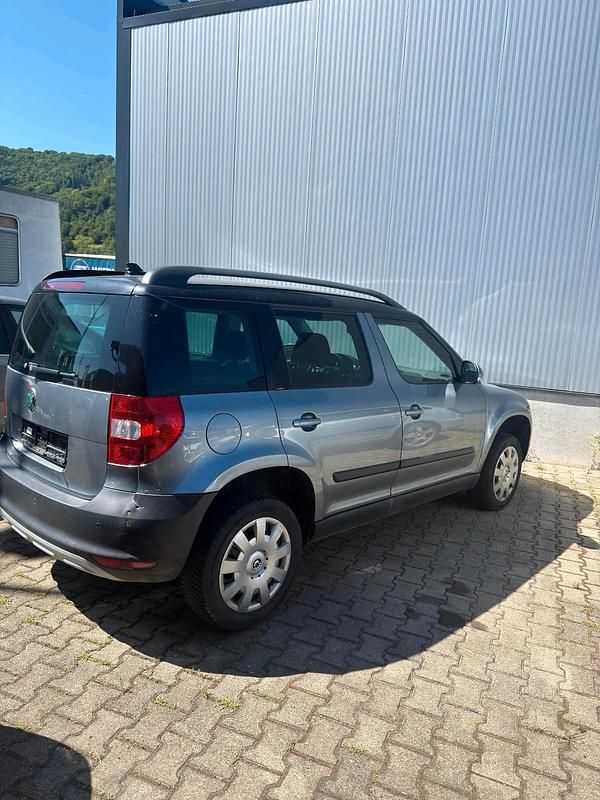 Silber Gebraucht 2012 Skoda Yeti SUV | 6.499 € (Guter Preis) - Bild 1/4