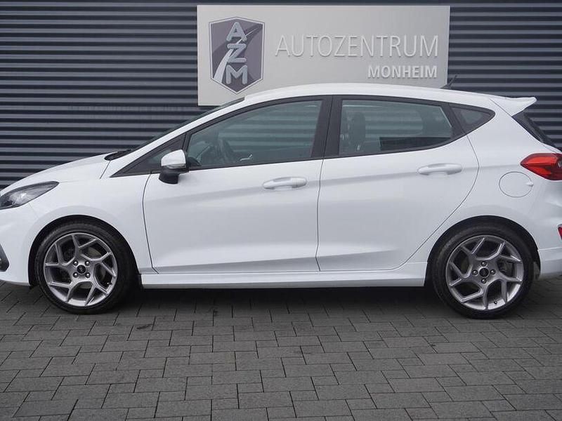 Gebraucht Ford Fiesta Ambiente 200 PS (147 kW) 2018 Sonderlackierung frostweiß Kleinwagen
