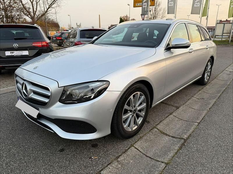 Silber Gebraucht 2017 Mercedes E220 Avantgarde Kombi | 19.900 € (Superpreis) - Bild 1/4