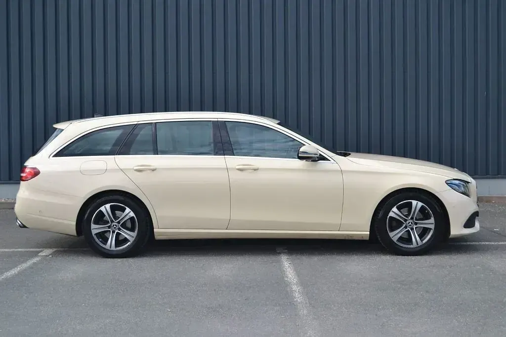 Gebraucht Mercedes E220 Avantgarde 194 PS (142 kW) 2020 Gelb Limousine