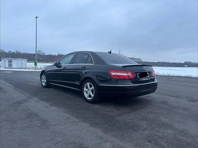 Gebraucht Mercedes E220 170 PS (125 kW) 2010 Schwarz Limousine