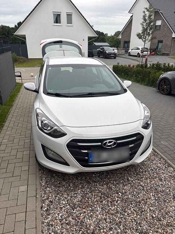 Weiß Gebraucht 2016 Hyundai i30 Trend Kombi | 10.900 € (Fairer Preis) - Bild 1/4