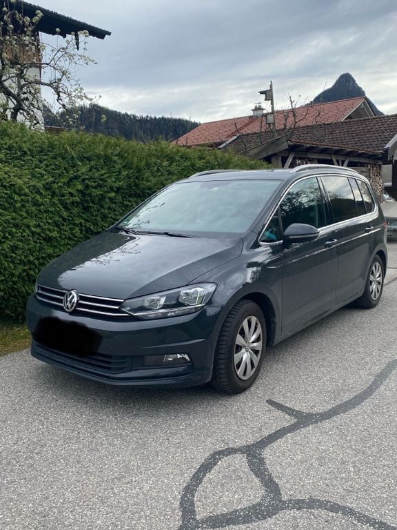 Grau Gebraucht 2017 VW Touran Comfortline Van / Kleinbus | 15.800 € (Superpreis) - Bild 1/4