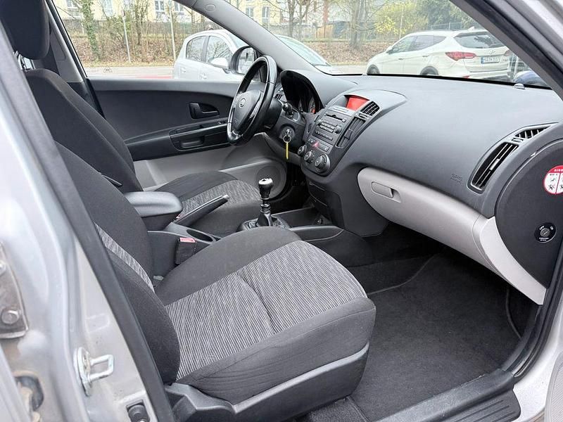 Gebraucht Kia Ceed 126 PS (92 kW) 2009 Silber Kleinwagen