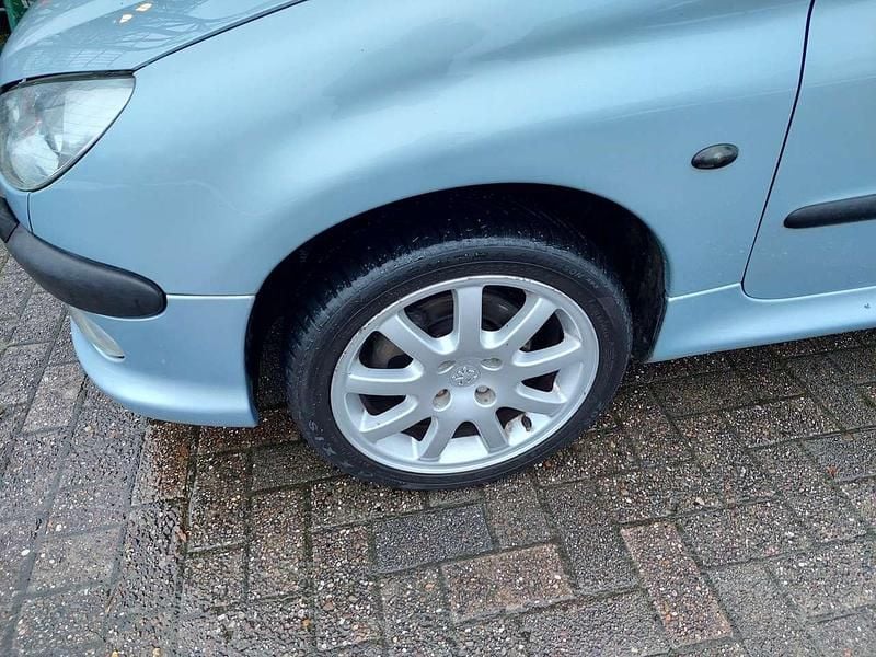 Gebraucht Peugeot 206 CC Platinum 136 PS (100 kW) 2001 Islandgrau/metallic schutzlack Cabrio