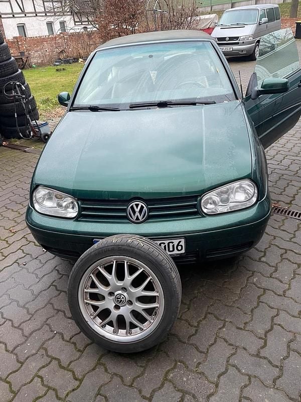 Grün Gebraucht 1999 VW Golf Cabriolet Highline Cabrio | 2.350 € - Bild 1/4