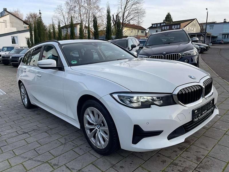 Alpinweiss iii Gebraucht 2021 BMW 318 Advantage Kombi | 21.900 € - Bild 1/4