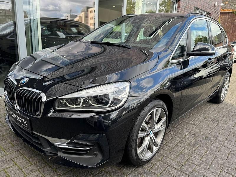 Schwarz Gebraucht 2021 BMW 220 Active Tourer Luxury Line Van / Kleinbus | 24.990 € (Etwas zu teuer) - Bild 1/4