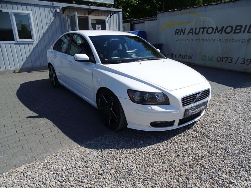Weiß Gebraucht 2004 Volvo S40 Momentum Limousine | 6.750 € - Bild 1/4
