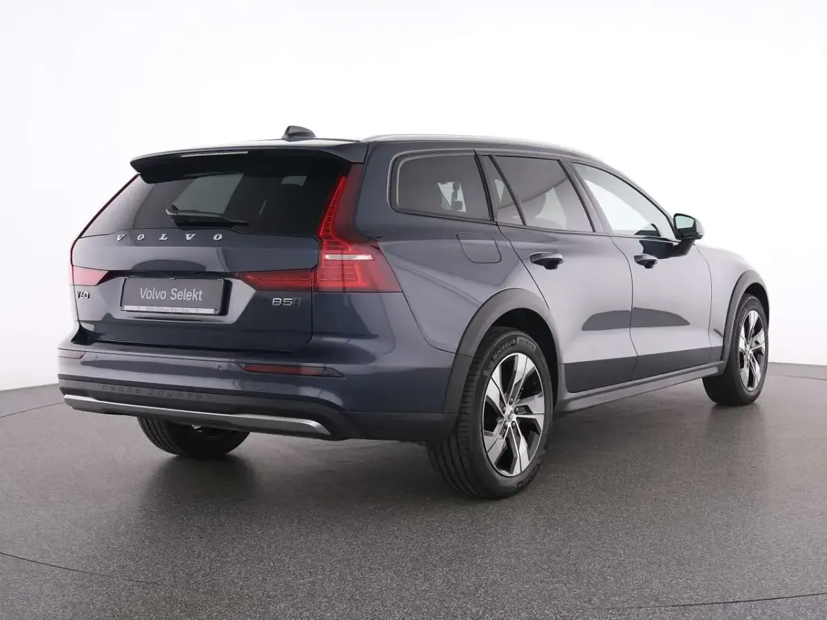 Gebraucht Volvo V60 CC Plus 250 PS (183 kW) 2023 Blau denim blue / metallic Kombi