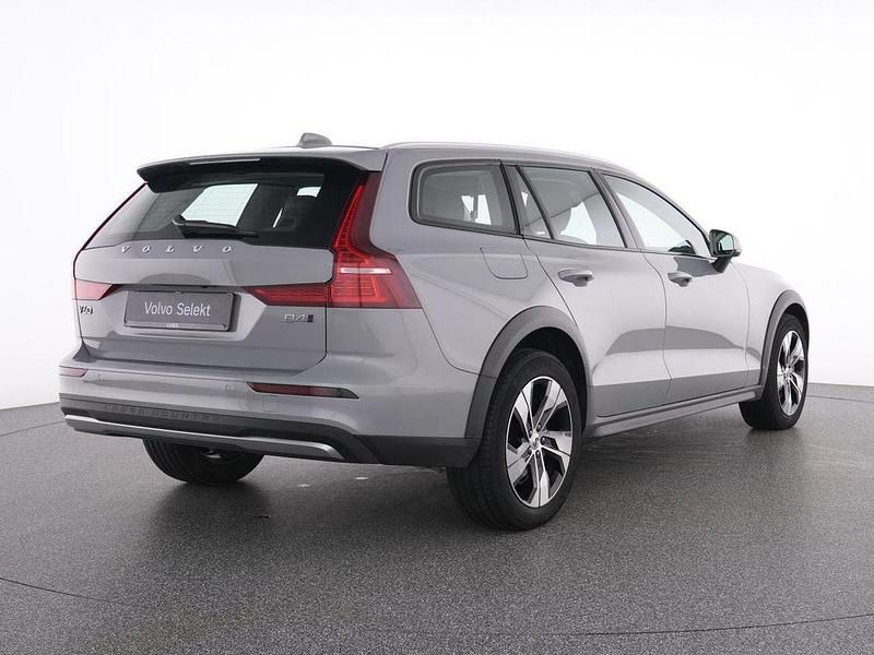 Gebraucht Volvo V60 CC Plus 196 PS (144 kW) 2023 Vapour grey / metallic Kombi